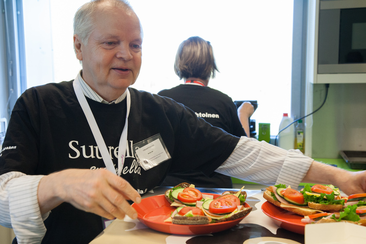 Vapaaehtoinen. Kuvaaja: Aarne Ormio.