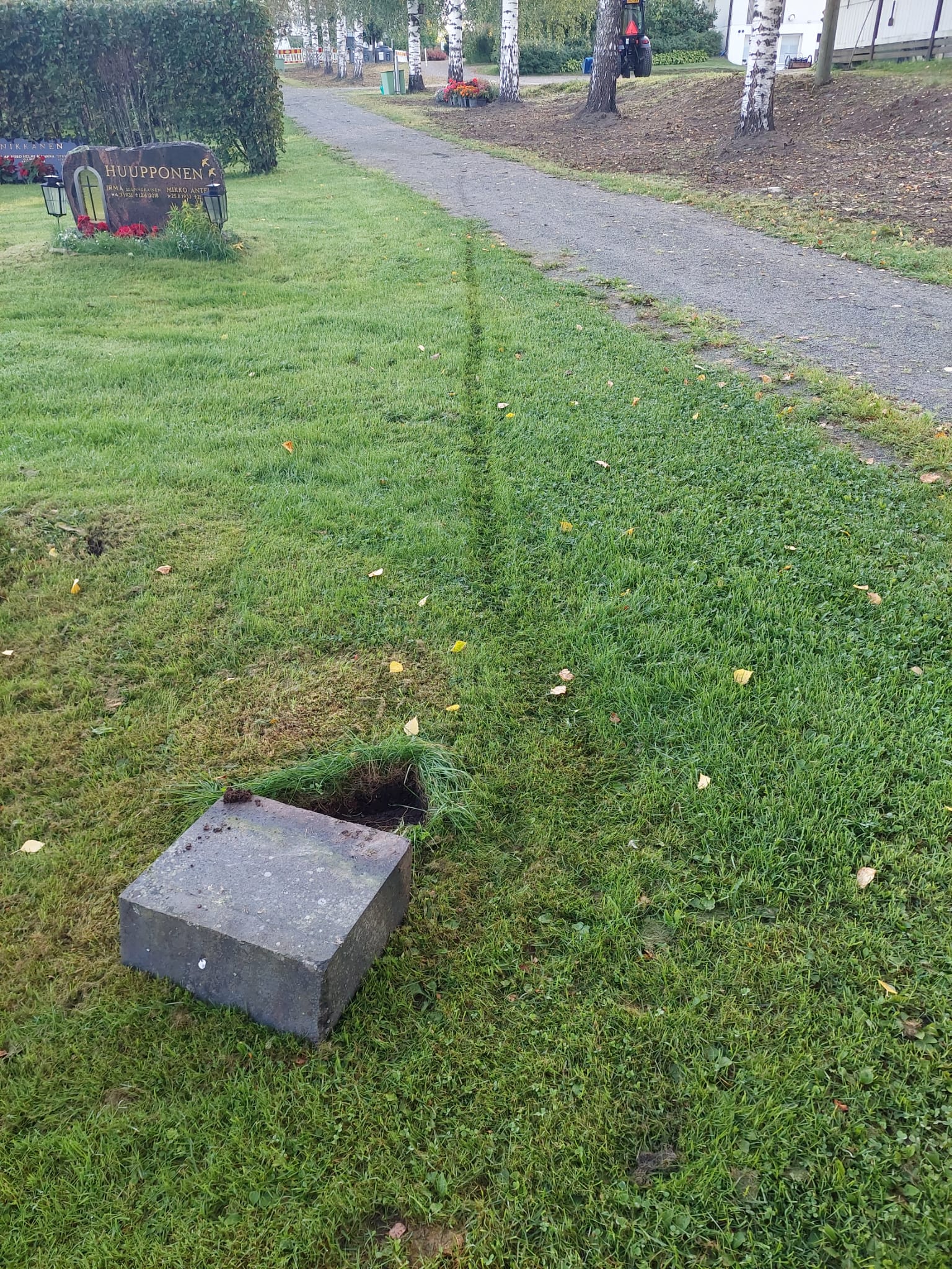 Kaatunut hautakivi.