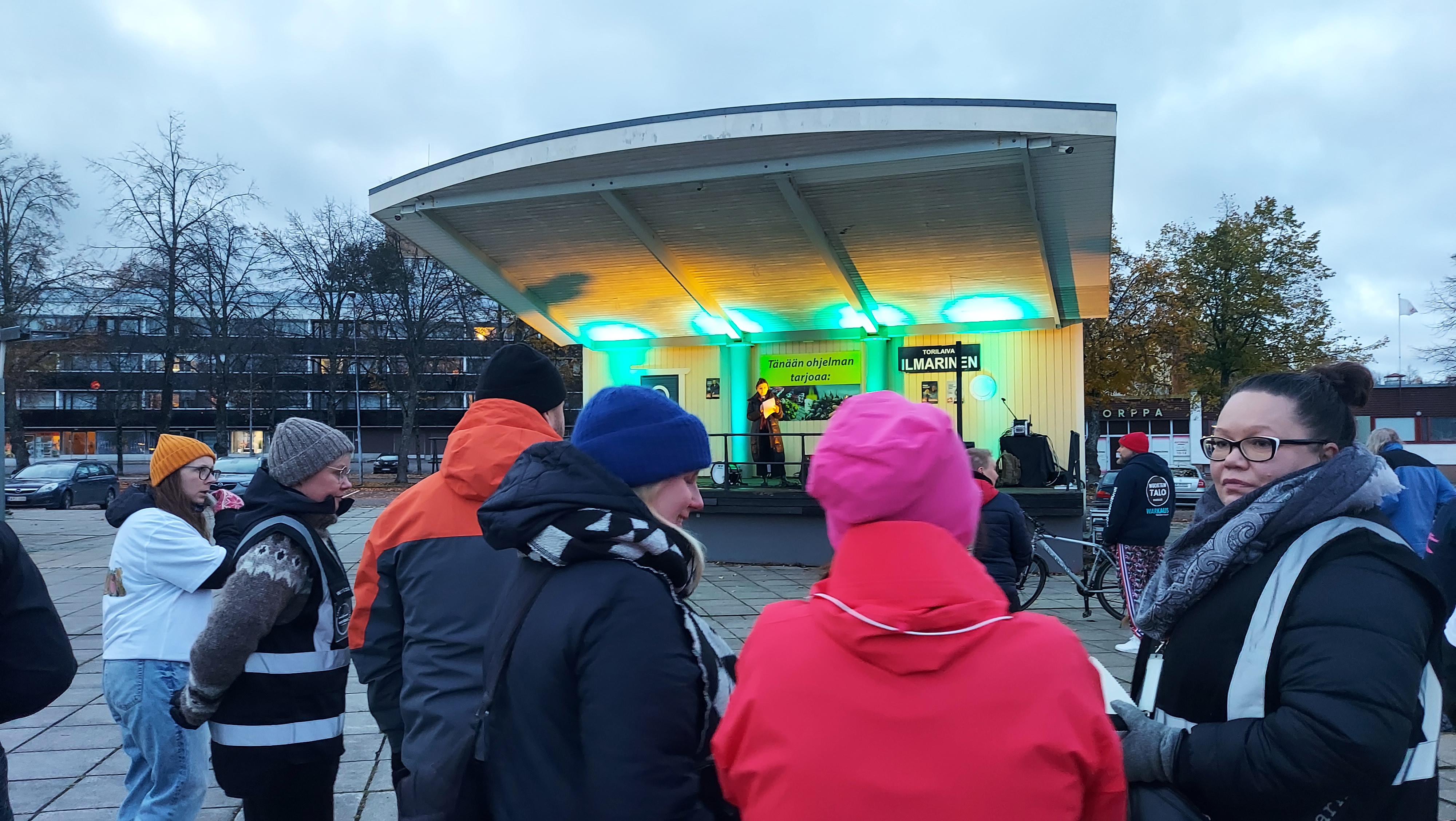 Ihmisiä taulumäen torilla.