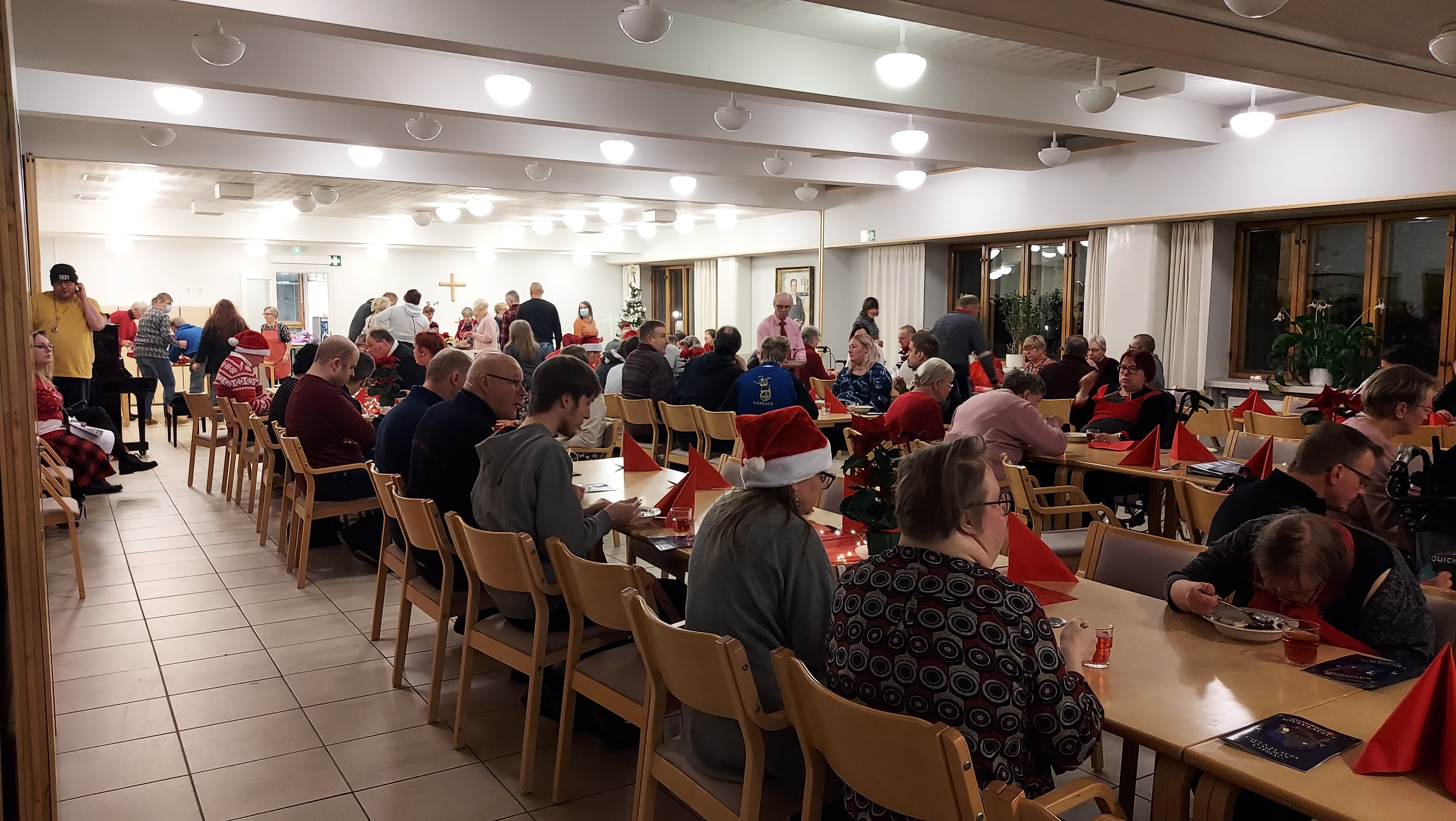 Ihmisiä syömässä puuroa.