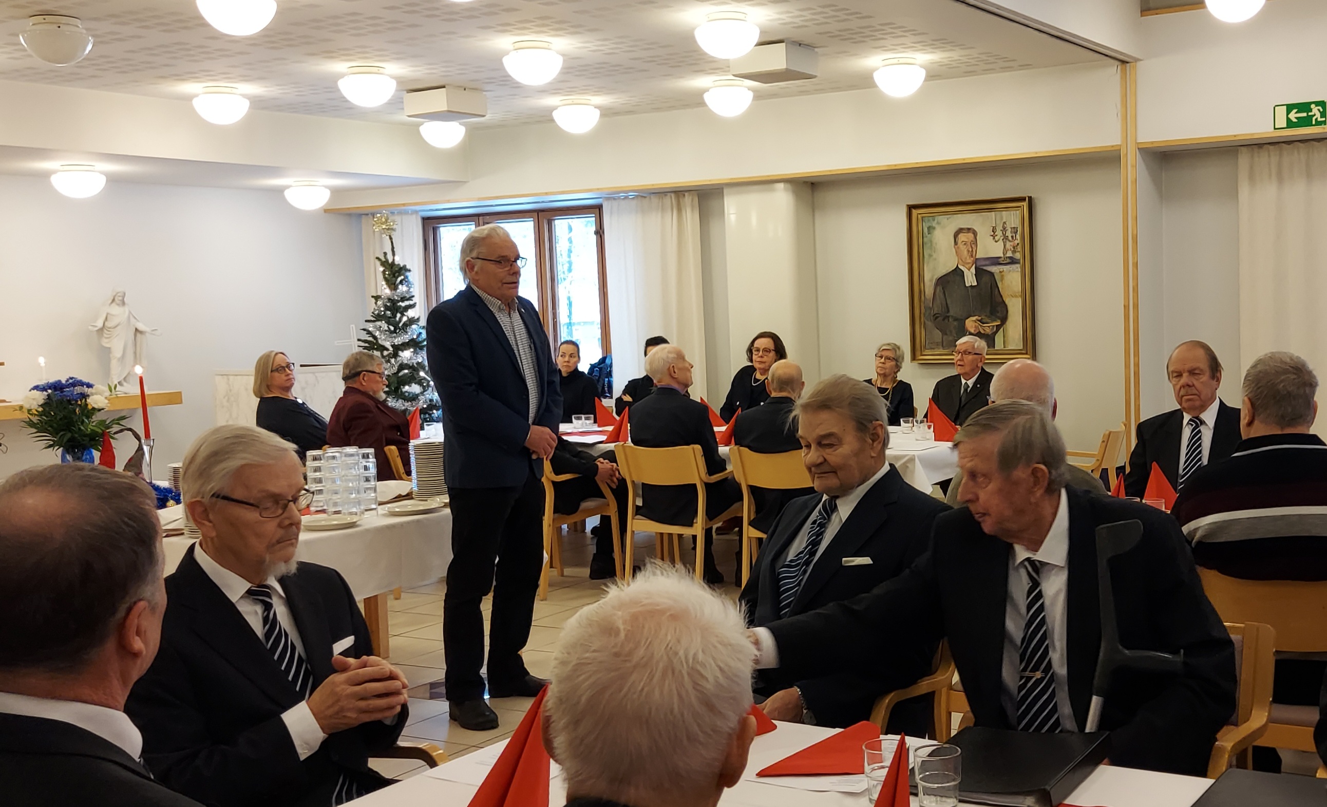 Mies pitämässä puhetta.