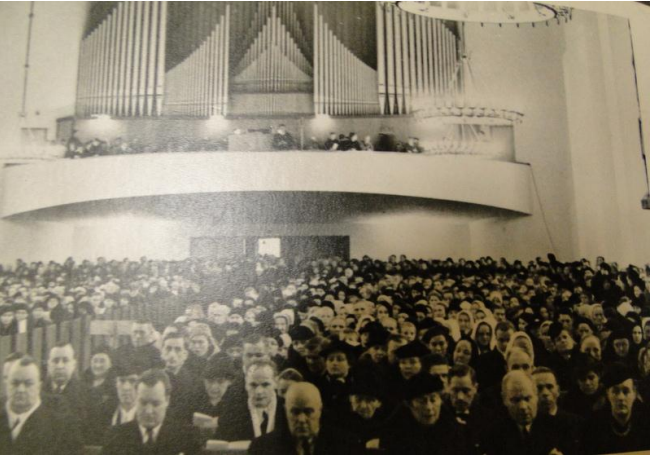 Varkauden uusi kirkko oli täynnä seurakuntalaisia pyhäinpäivänä 5.11.1939.