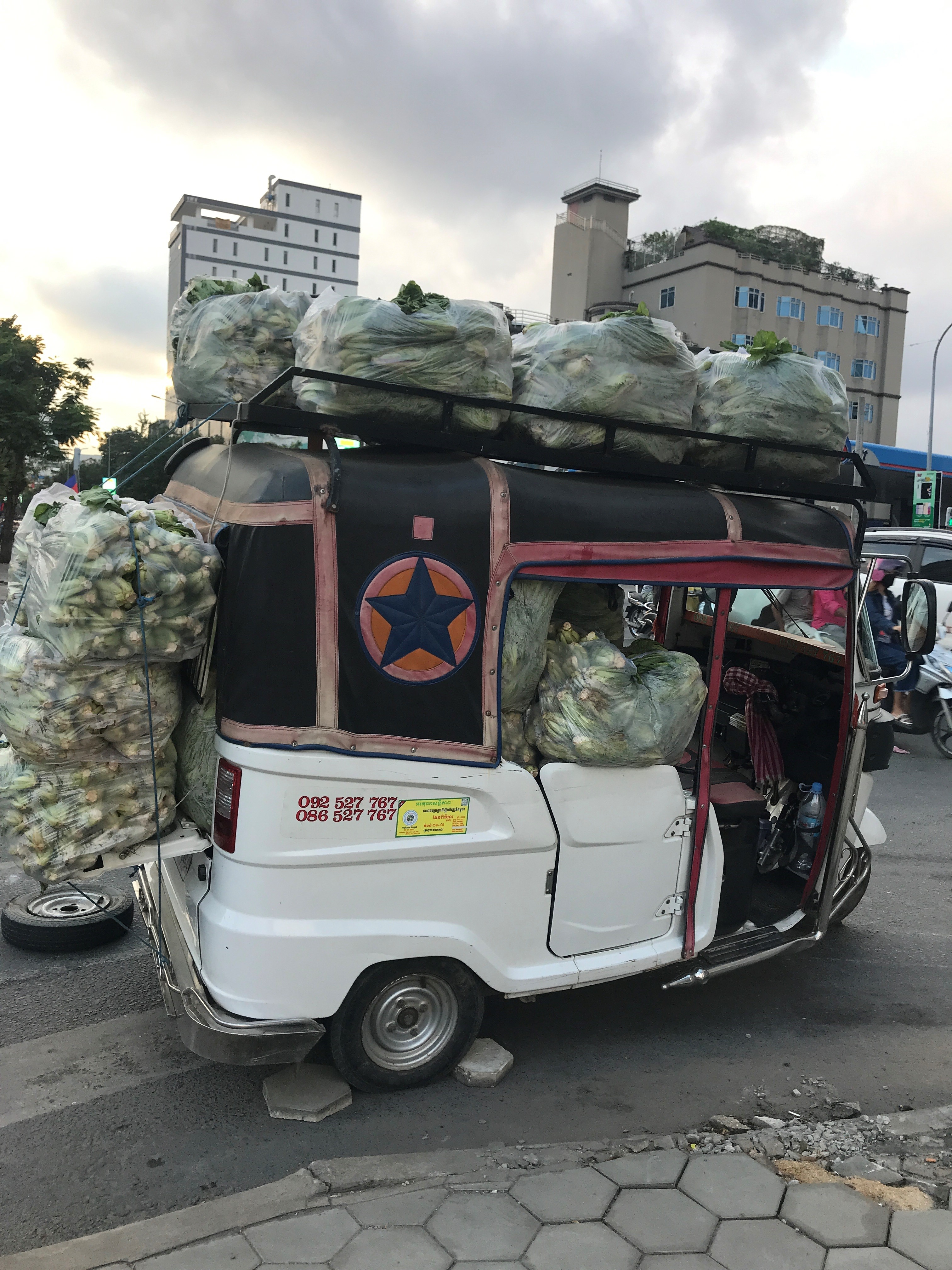 Tuktuk vihanneslastissa.