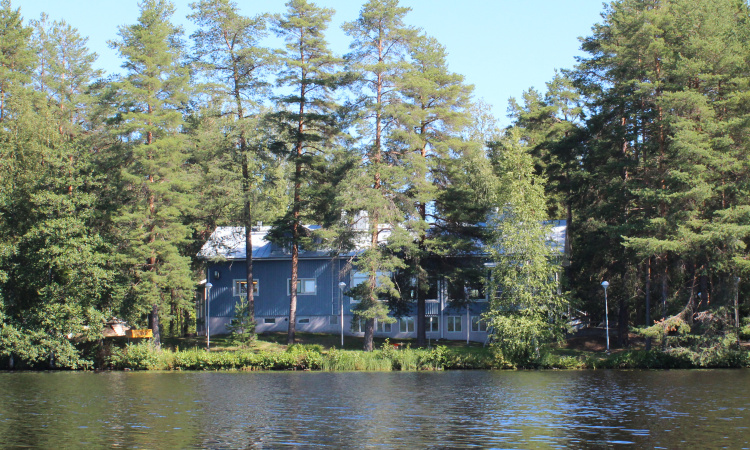 puurtilan seurakuntakoti kuvattuna järveltä päin