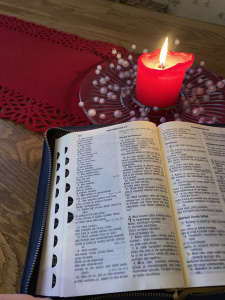 joulukynttilä ja raamattu