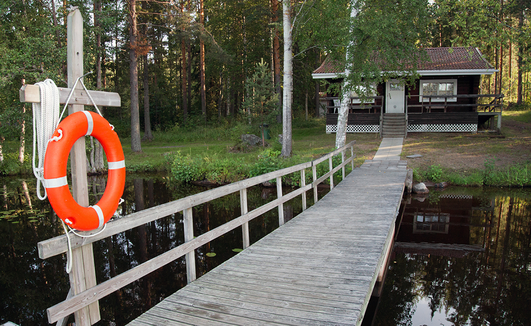 Päihdekuntoutujien leiripäivä Pelastusrengas laiturilla.