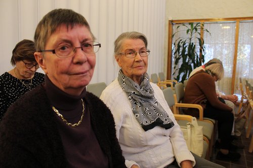 Airi Lankinen ja Annikki Heikkinen ovat Suomen Raamattuopiston Ystäviä