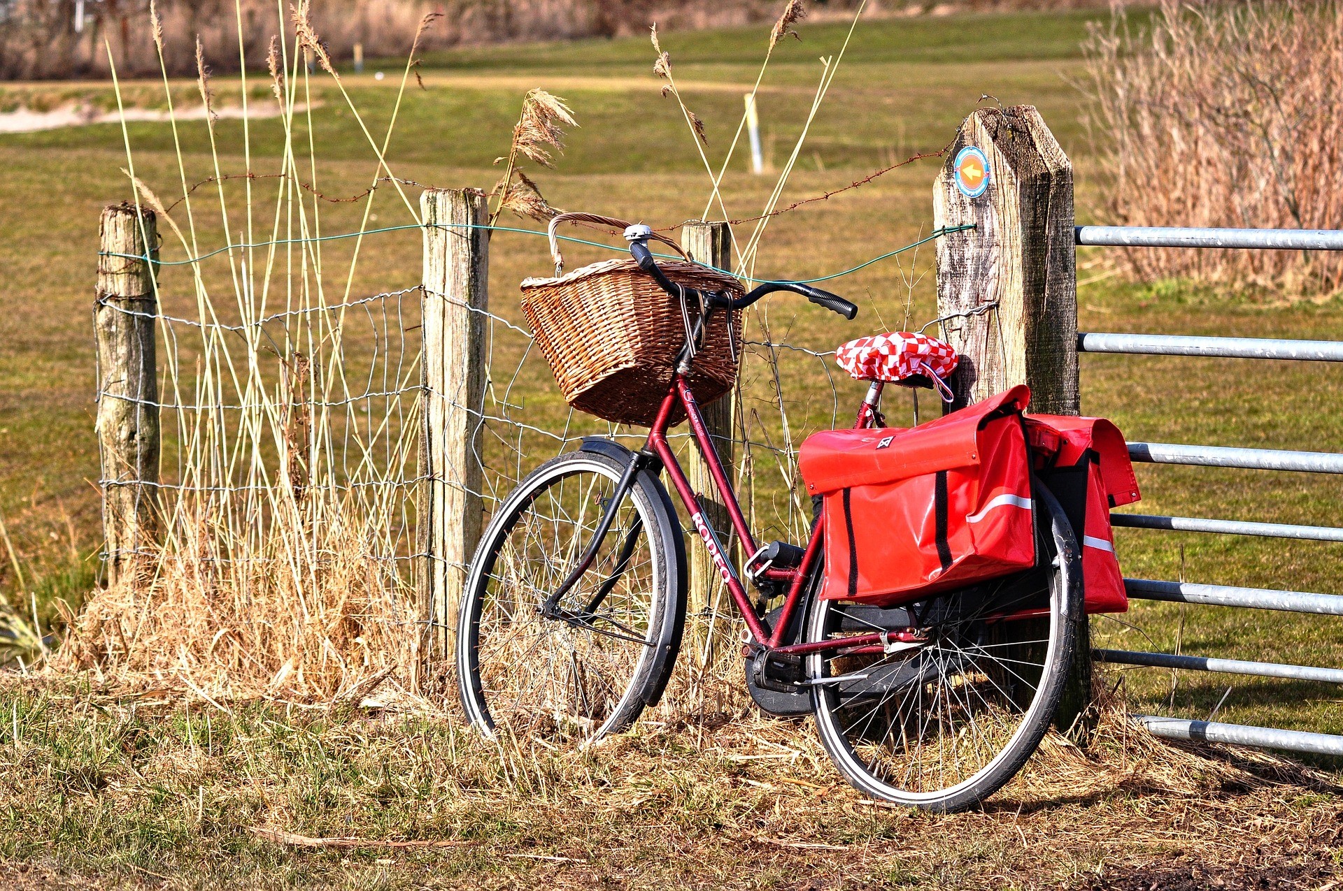 polkupyörä nojaamassa pellon aitatolppaan