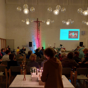 Ihmisiä messussa.