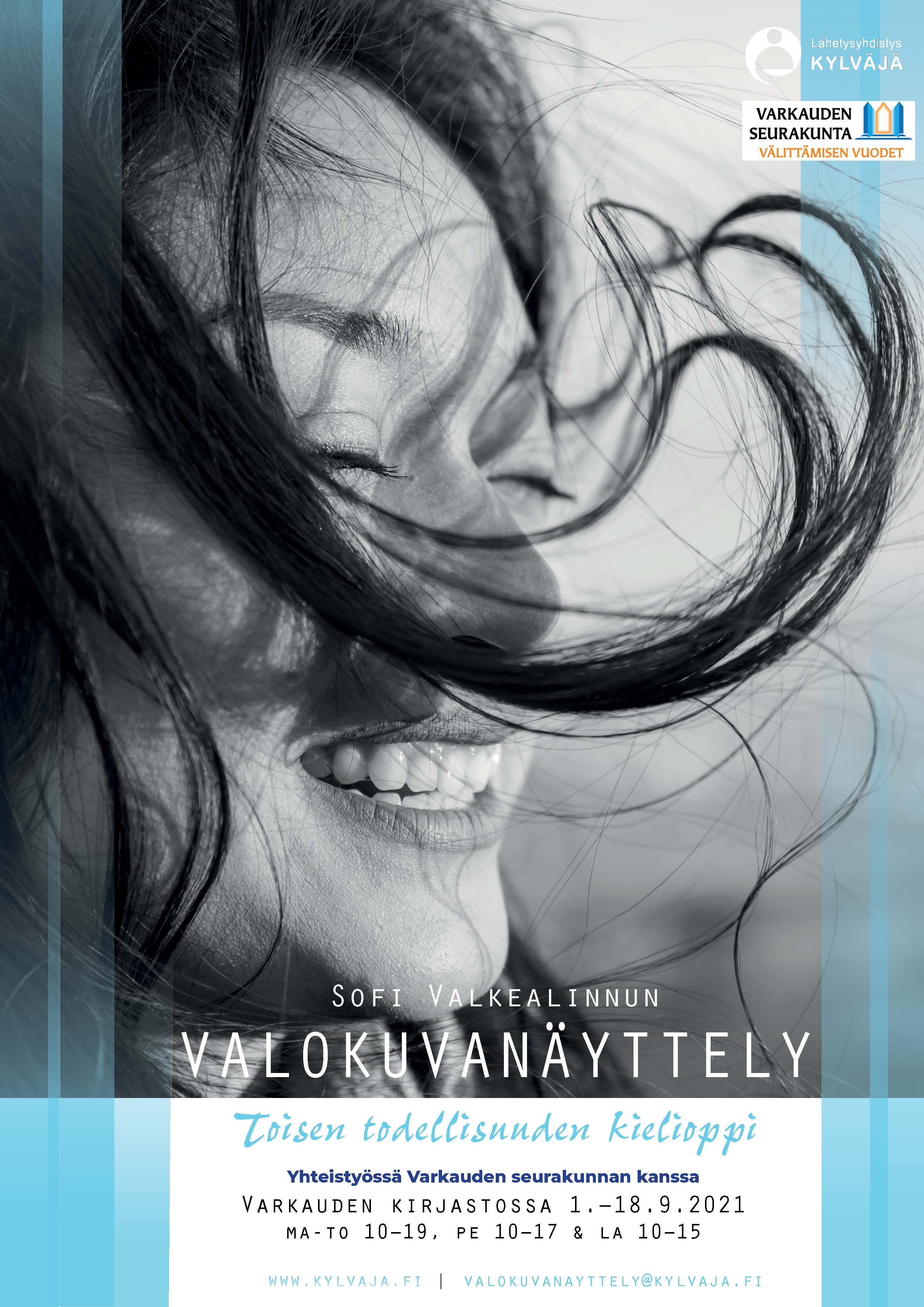 VALOKUVANÄYTTELY: Toisen todellisuuden kielioppi Hymyilevä nainen osa hiuksista kasvoilla.