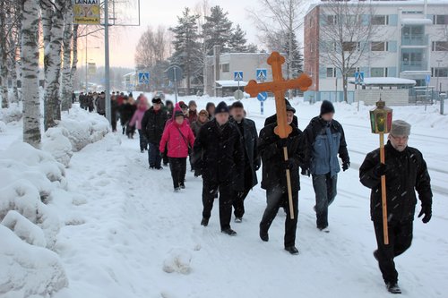 Ristisaaton keulassa kannetaan koristeellista ristiä ja lyhtyä kepinnokassa.