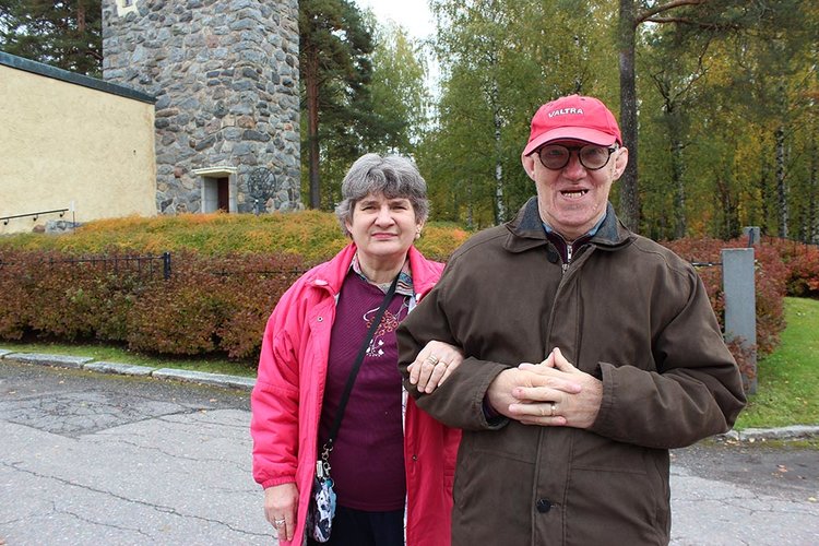 Erja ja Hannu käsikynkässä kirkonmutkassa