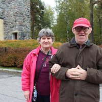Erja ja Hannu käsikynkässä kirkonmutkassa