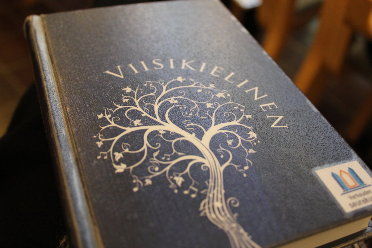 Viisikielinen on Suomen Raamattuopiston käyttämä laulukirja, joka kokaa eri herätysliikkeiden parhaita laul...