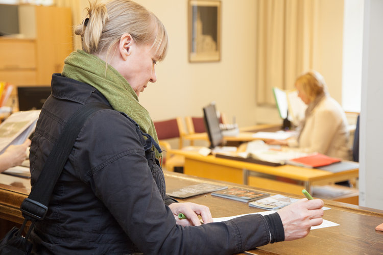 Seurakuntavirastolla asioimassa