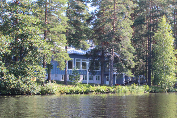 Puurtilan seurakuntakoti kesällä