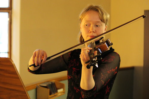 Anna-Maria soitti viulua urkuparvella.