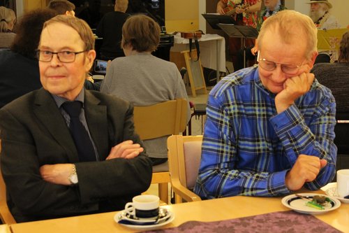 Ermo ja Veikko odottelemassa Ukuleleorkesterin esiintymistä.