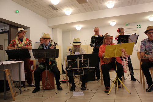 Huru-Uket ukuleleorkesteri soitti nopeatempoisia ralleja.