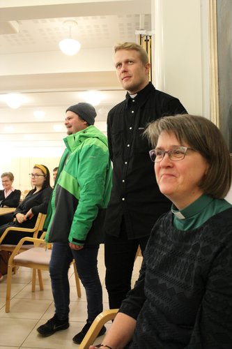 Markus, Risto ja Heli kuuntelevat pyykkilaudan soittoa.