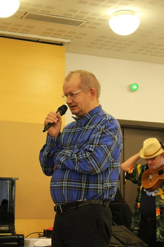 Veikko lausuu oman runon.
