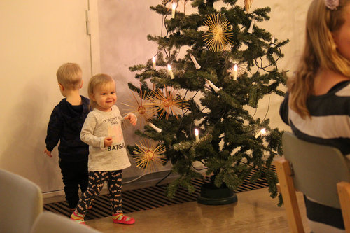 Joulukuusen koristeet kiinnostivat lapsia.