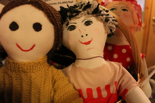 Unicefilaisten tekemät nuket rivissä.