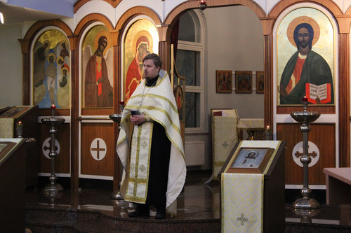 Ortodoksikirkon koristeellinen alttari.