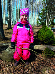 tyttö metsässä.