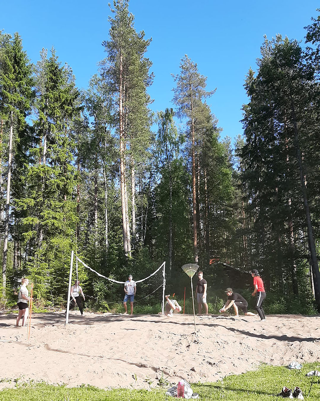 Nuoret pelaamassa beach volley kentällä Puurtilassa.