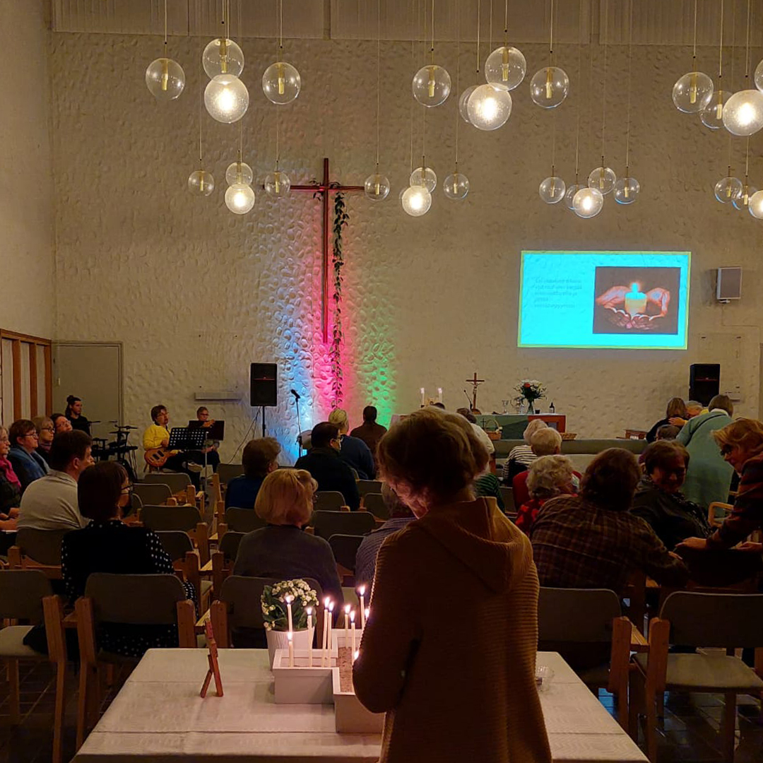 Bändi ja laulajia sekä seurakuntalaisia Tuomasmessussa.