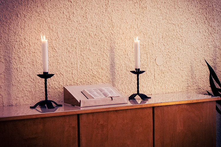Luttilan kappelin alttaria koristavat kauniit kynttilät (SR).