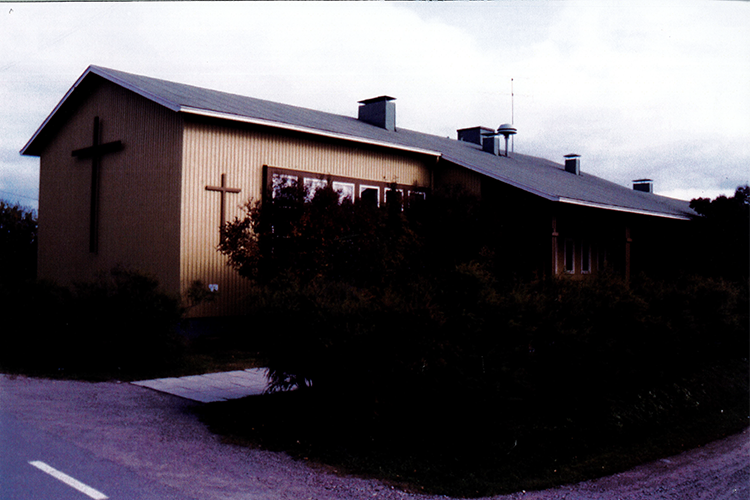 Yksi seurakuntakeskuksista sijaitsee Könönpellossa, aivan hautausmaan vieressä.