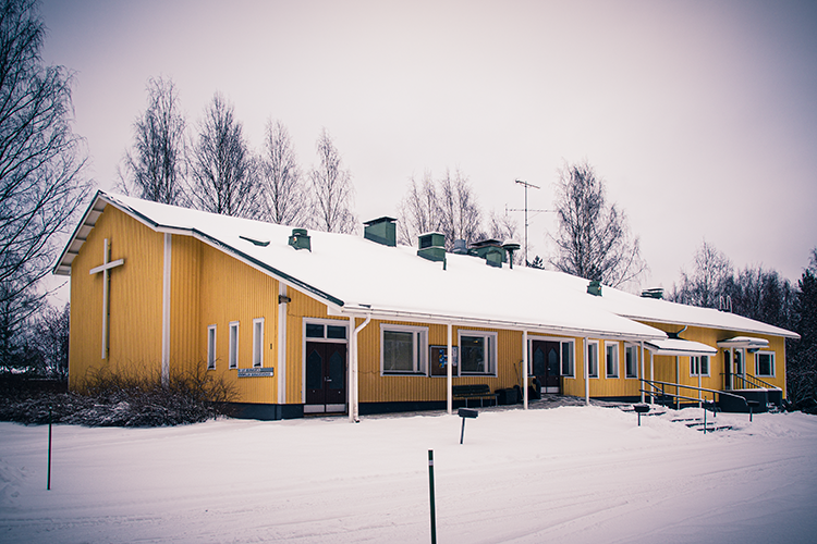 Könönpellon seurakuntakeskus tarjoaa muutaman kerran vuodessa jumalanpalveluksia ja tilat suuremmillekin tapahtumille ja perhejuhlille. (SR).