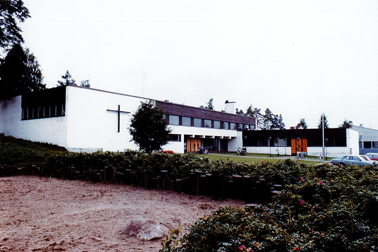 Vuonna 1964 rakennettu Kuoppakankaan seurakuntakeskus tarjoaa kirkkosalin lisäksi kerho- ja askartelutoimintaa, kokoustiloja sekä liikuntasalin käyttömahdollisuuden.