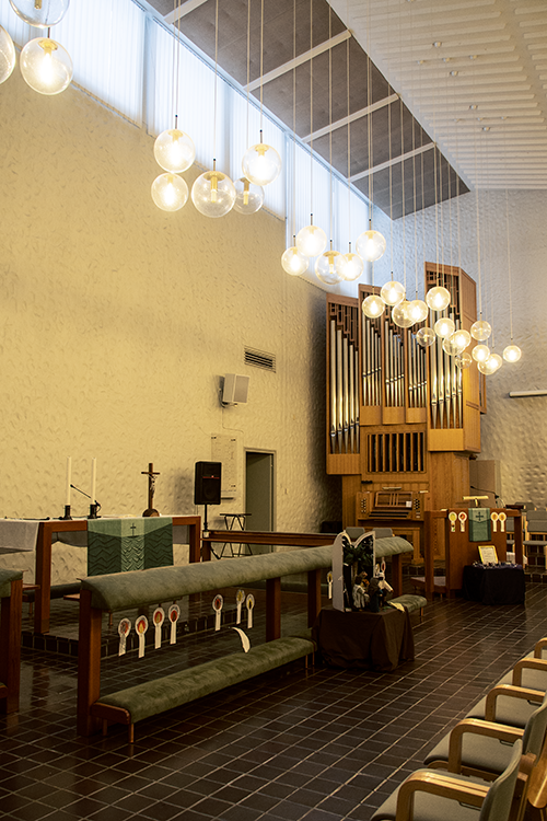 Kirkkosalissa järjestetään mm. jumalanpalveluksia ja musiikkitapahtumia (SR).