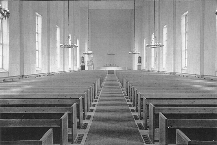 11. Ennen vuotta 1950 kirkko oli koruton.