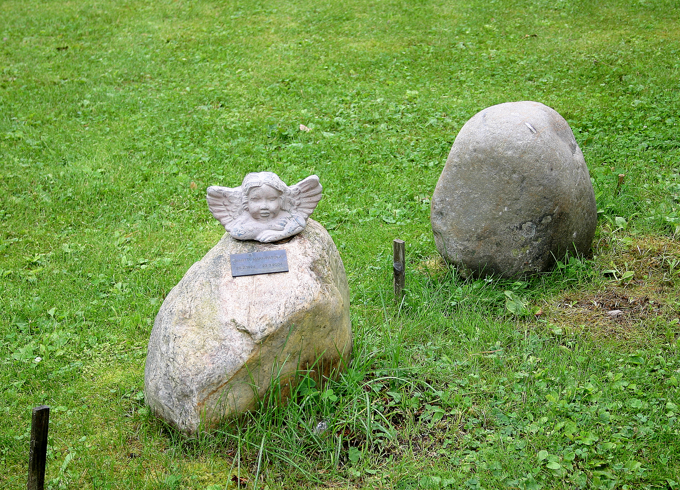 Hautakivi.