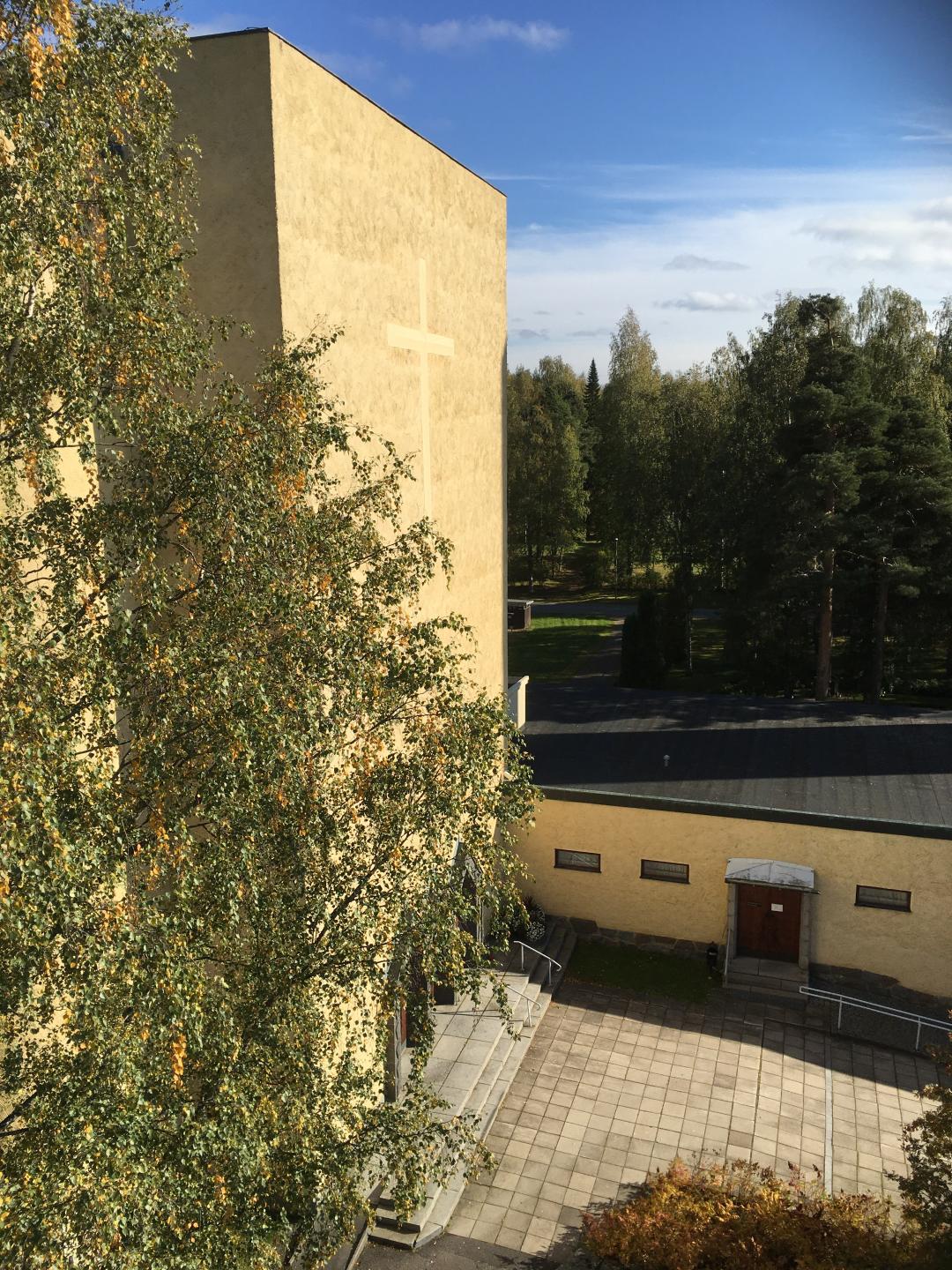 Kotiviesti-muki Kotiviestin päällä.