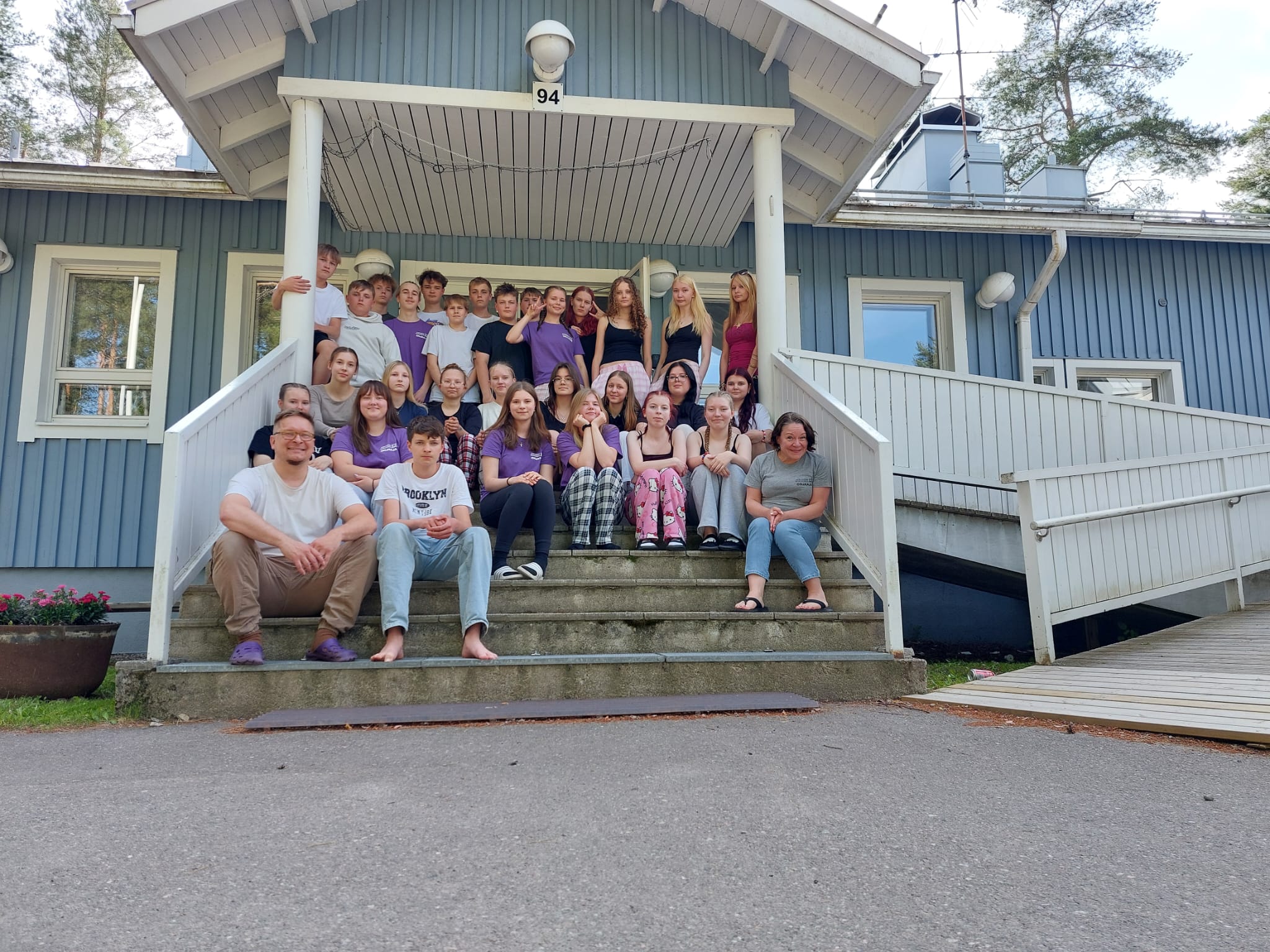 Leirikeskuksen portailla nuoria